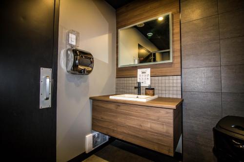 een badkamer met een wastafel en een spiegel bij Companion Hotel Motel in Hearst