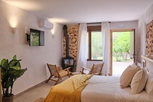 a bedroom with a large bed and a window at Apartamentos Cortijo Peñardera in Siles