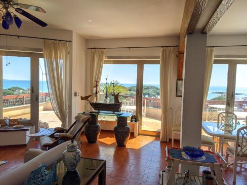 uma sala de estar com vista para o oceano em Attico Panoramico Vista Mare em Anzio
