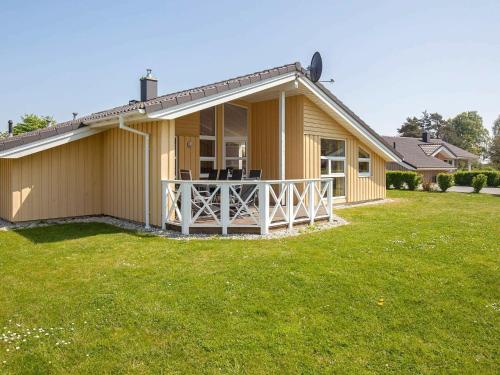 una casa con un gran patio con porche en 12 person holiday home in GROEMITZ, en Grömitz