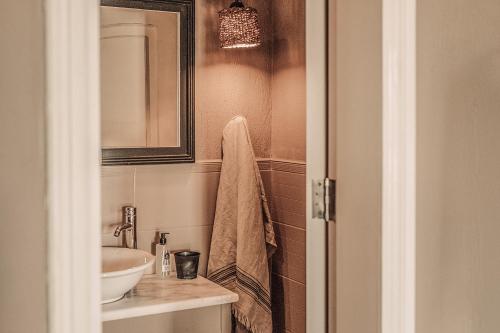 baño con lavabo, espejo y toalla en Cook's Club Adakoy, Marmaris - Adults Only "Plus 16" en Marmaris
