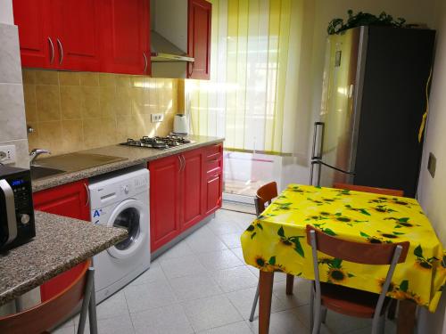 eine Küche mit einem Tisch und einem gelben Tischtuch in der Unterkunft Mira in Alghero