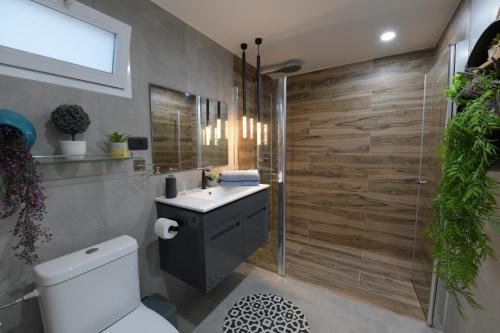 een badkamer met een douche, een toilet en een wastafel bij יחידת יוקרה נועם in Eilat