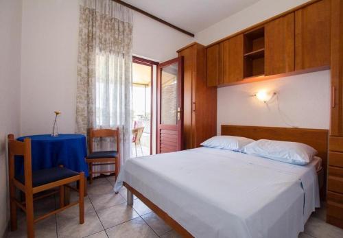 En eller flere senge i et værelse på Apartments Juri - 10 m from sea