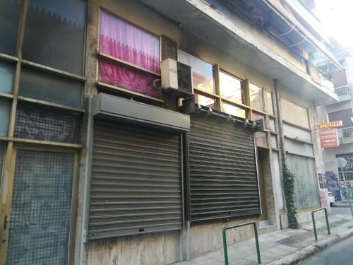un edificio con una grande porta del garage sul lato di Deligianni&Notara st Guest House ad Atene