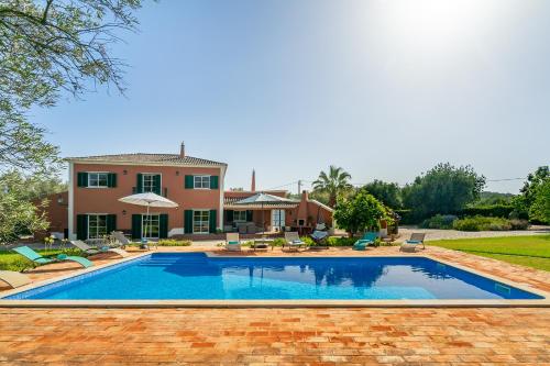 an image of a swimming pool in front of a house at Quinta das Figueiras - Bordeira - Faro in Bordeira
