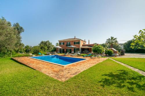 a house with a swimming pool in a yard at Quinta das Figueiras - Bordeira - Faro in Bordeira