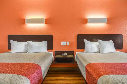 Postel nebo postele na pokoji v ubytování Motel 6-Moultrie, GA