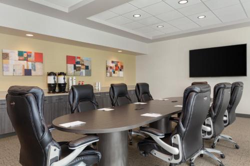 a conference room with a table and black chairs at Snoqualmie Inn by Hotel America in Snoqualmie