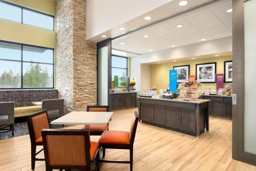 a restaurant with a table and chairs and a counter at Snoqualmie Inn by Hotel America in Snoqualmie