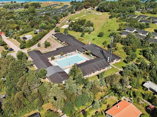 - une vue aérienne sur une maison avec une piscine dans l'établissement 6 person holiday home on a holiday park in Gilleleje, à Gilleleje