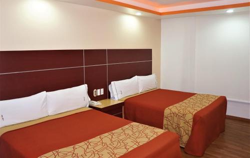 een hotelkamer met 2 bedden in een kamer bij Hotel Del Rey in Mexico-Stad