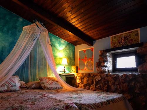 Säng eller sängar i ett rum på La Quinta de Malu romantic hotel in Cuenca