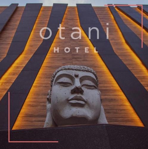a statue of a head on the side of a building at Otani Hotel Boutique in León