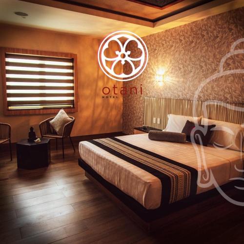 Otani Hotel Boutique tesisinde bir odada yatak veya yataklar
