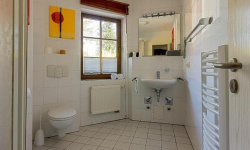 Koupelna v ubytování Bootsanleger, Landhaus Haven Höövt