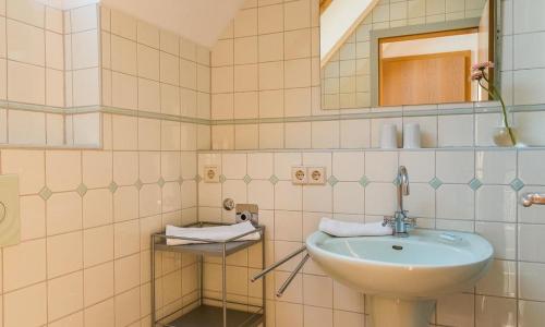 a bathroom with a sink and a mirror at Kiek Över in Ahrenshoop