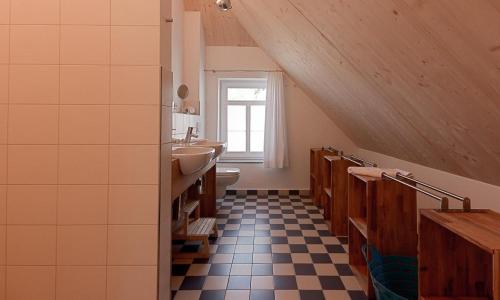 een badkamer met een wastafel en een toilet bij Kapitänshaus - Kajüte in Ahrenshoop