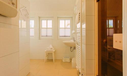 Ett badrum på Strandhaus Gabriella 02