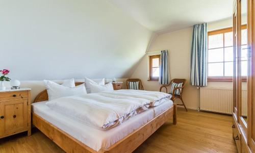 a bedroom with a large bed and a window at Haus am Bodden 02 in Ahrenshoop