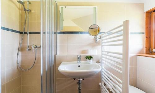 een badkamer met een wastafel en een douche bij Haus am Bodden 02 in Ahrenshoop