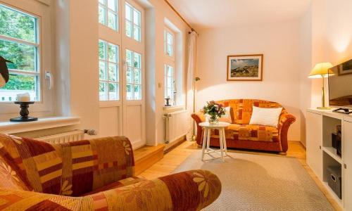 een woonkamer met een bank en een tafel bij Villa Sonnenfrieden 02 in Ahrenshoop