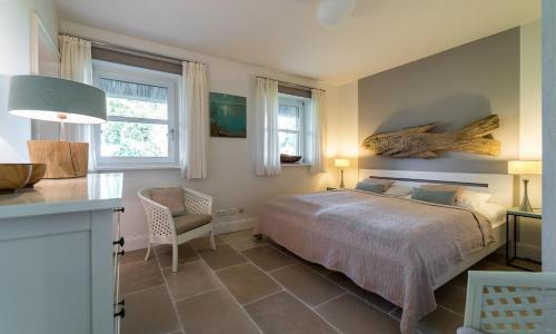 een slaapkamer met een bed met een viskop aan de muur bij Hof Zeesenblick 01 in Wustrow