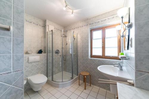 ein Bad mit einer Dusche, einem WC und einem Waschbecken in der Unterkunft Ahrenshooper Landhaus 01 in Ahrenshoop