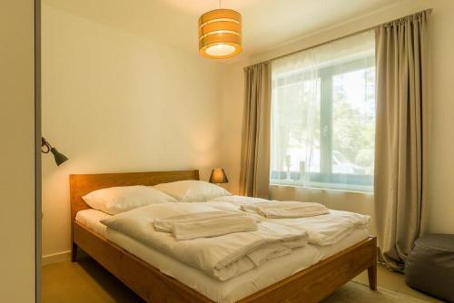 sypialnia z łóżkiem i dużym oknem w obiekcie Drei Akazien Wohnung 2 w mieście Neuhaus