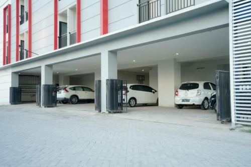 grupa samochodów zaparkowanych na parkingu w obiekcie DPARAGON KALIJUDAN w mieście Surabaja