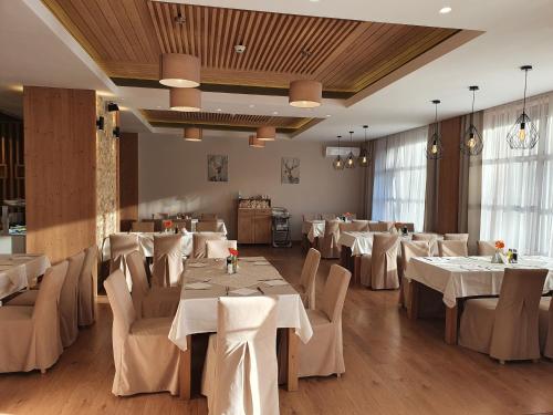 Um restaurante ou outro lugar para comer em Monte Cervo Bio Hotel & Spa