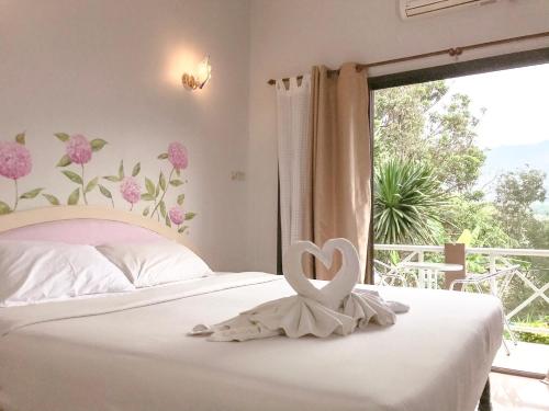Llit o llits en una habitació de Phurua Bussaba Resort & Spa