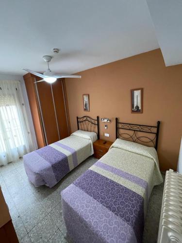 een slaapkamer met 2 bedden in een kamer bij H Arkanta in Arganda del Rey