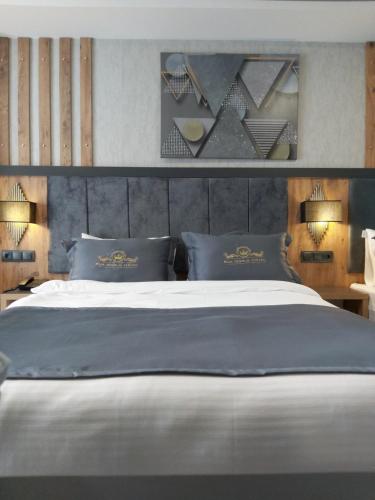 Un pat sau paturi într-o cameră la RUA WORLD HOTEL