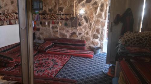 una habitación con un montón de maletas en el suelo en Petra Cottage, en Al Ḩayy