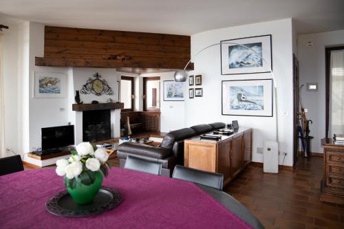 Gallery image of PANORAMA - Apartment with terrace overlooking the Lake in Massino Visconti