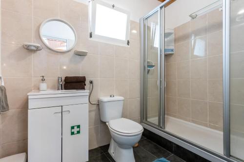une salle de bain avec toilettes et douche dans l'établissement Cottage in historical town of Aljezur, à Aljezur