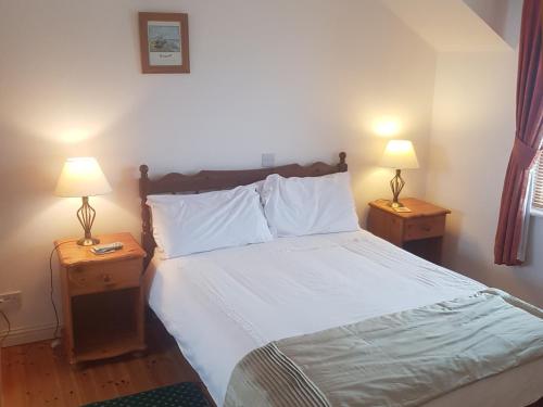 מיטה או מיטות בחדר ב-Achill Sound HV No 7