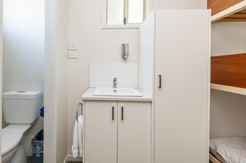 un baño con lavabo e inodoro en Holiday Haven Burrill Lake, en Burrill Lake