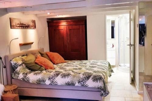 a bedroom with a bed with at Verborgen Parel aan de Rotte in Rotterdam