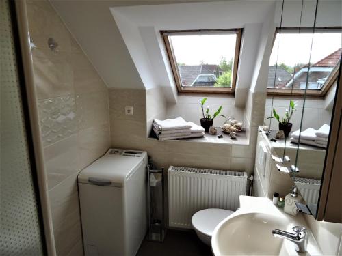 a small bathroom with a toilet and a sink at Neubrandenburg-Wasser,Natur,Zentrum,Ladestation für E-Autos in Neubrandenburg