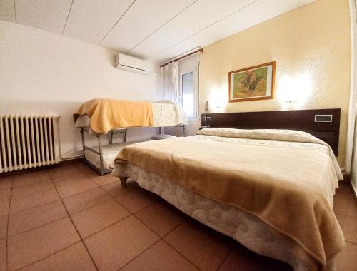 En eller flere senger på et rom på Hotel Alegret