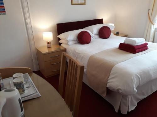 מיטה או מיטות בחדר ב-Montrose Guest House