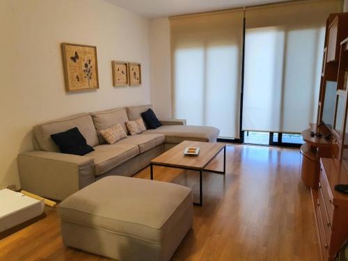 a living room with a couch and a table at Apartamento ideal para familias in Valencia