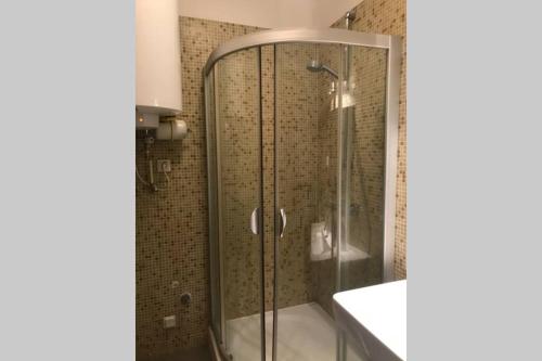 Vonios kambarys apgyvendinimo įstaigoje Kuvertas flat