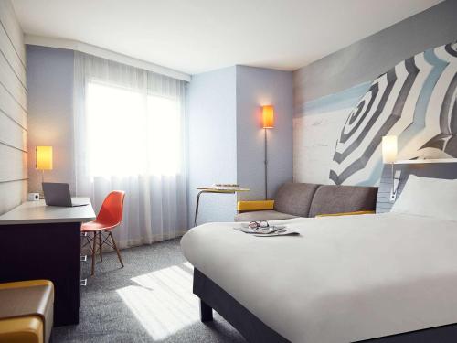 Habitación de hotel con cama grande y escritorio. en Ibis styles Toulon la Seyne sur Mer, en La Seyne-sur-Mer