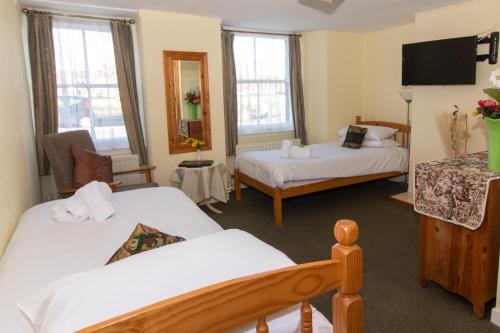 A bed or beds in a room at Auld Cross Keys Inn