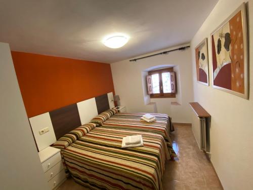 ein Zimmer mit einer Reihe von Betten darin in der Unterkunft Casa Murillo in Boltaña