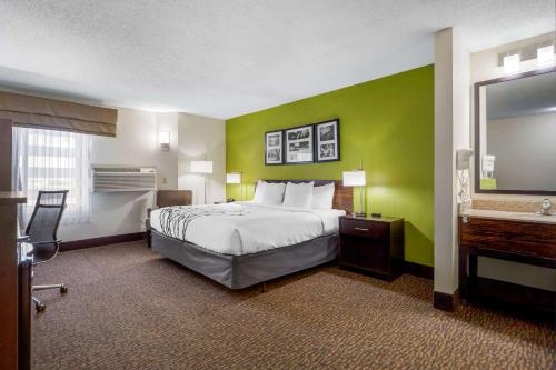 Rúm í herbergi á Sleep Inn By Choice Hotels