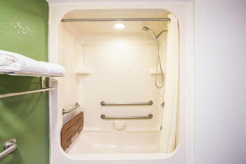 baño pequeño con ducha y lavamanos en Sleep Inn Kansas City International Airport, en Kansas City